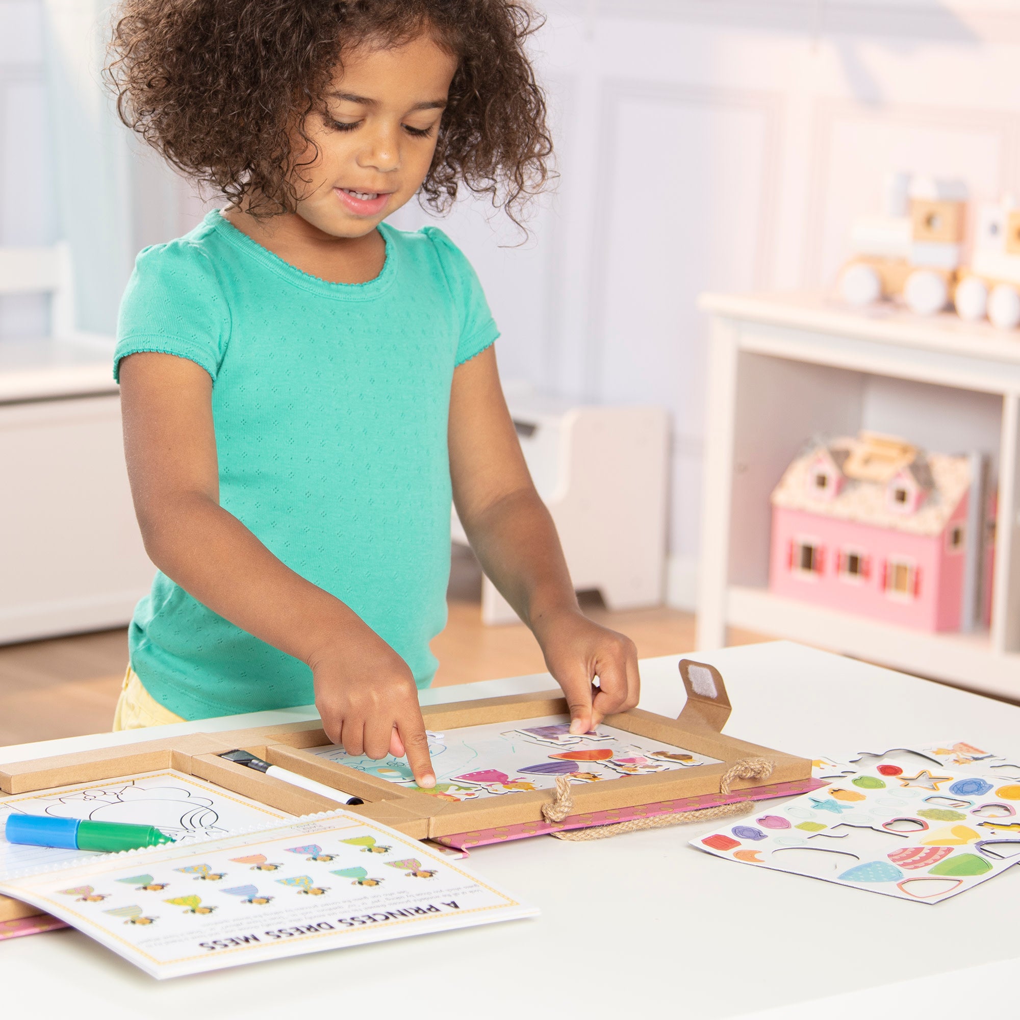 Natural Play: Play. Draw. Create Reusable Drawing & Magnet Kit ?C Princesses - Image 7